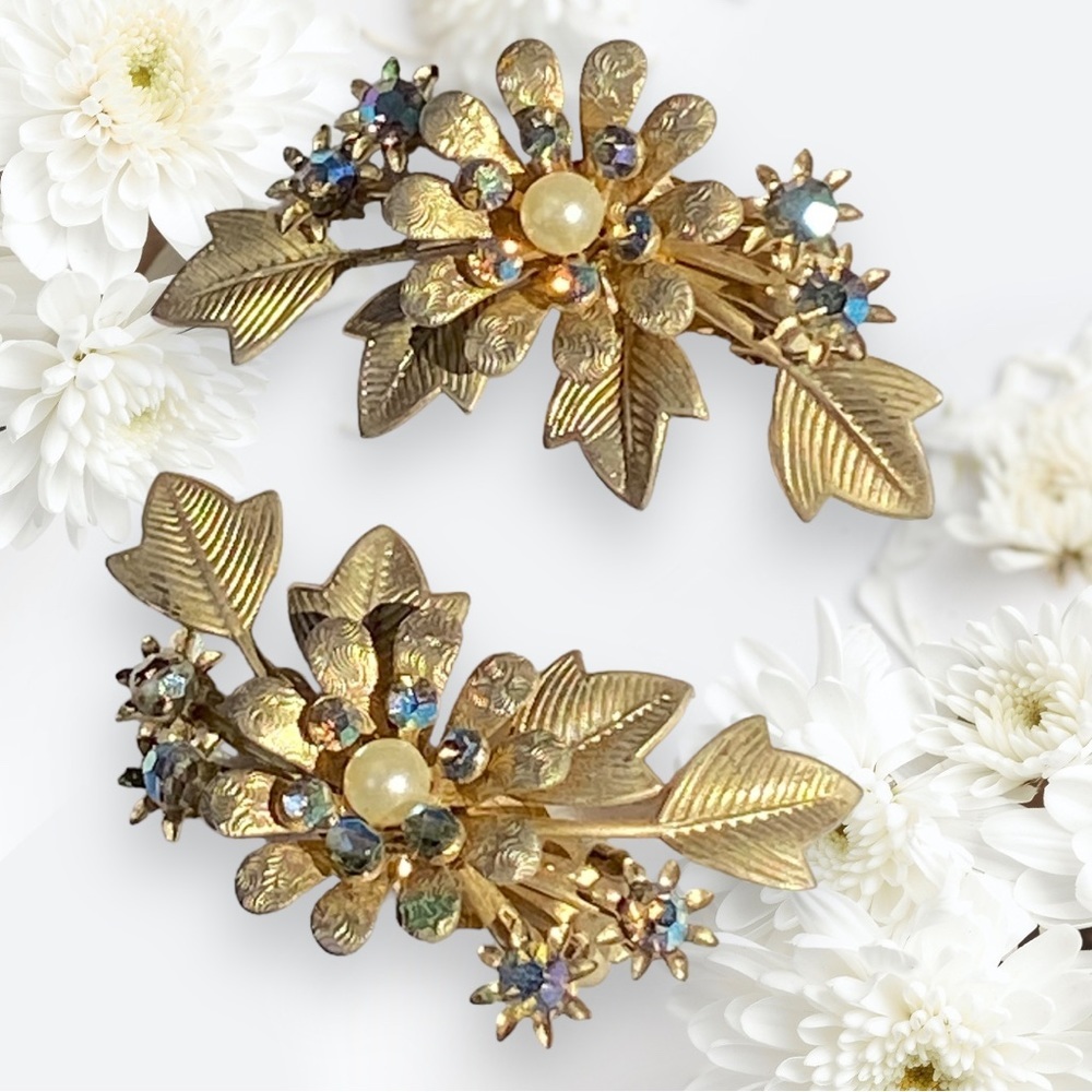 Vintage floral clip on earrings - Picture 2 of 5